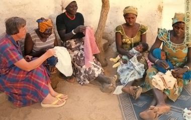 Sesión de costura con las madres de la aldea