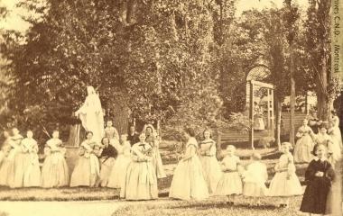 Photograph taken from a stereogram representing the students on the terrace at Villa Maria boarding school
