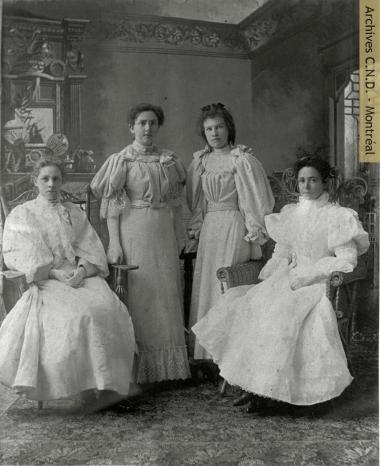 マウント・セントバーナード・カレッジで文学士号過程を修了した最初の女性たち
