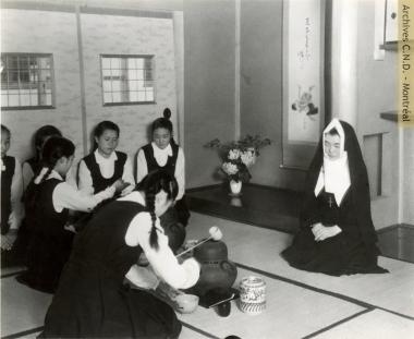 シスター・マリア・ジェルマーナ（穴沢政子）と茶道を楽しむ生徒たち、北九州市の学校で