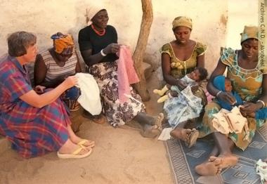 Sesión de costura con las madres de la aldea